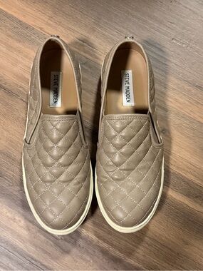 Steve Madden Ecentrcq Taupe Quilted Slip On Sneakers Size 9